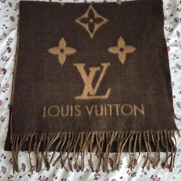 Louis Vuitton Elegant Brown Monogram Scarf